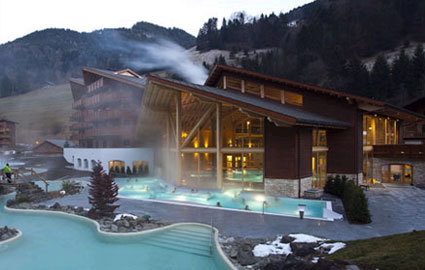 34 degrees all season, just 90 minutes from Geneva: CHF 30 instead of CHF 60 for daily pass for 2 people to Thermes Parc Thermal Baths Complex, incl natural thermal river, indoor & outdoor pools, hot tubs & more (pass valid for 5 hours at the park)
Photo